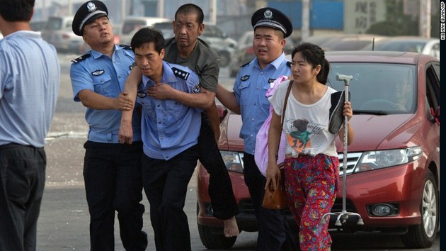 Cảnh sát Trung Quốc đưa người bị nạn ra khỏi khu vực nguy hiểm