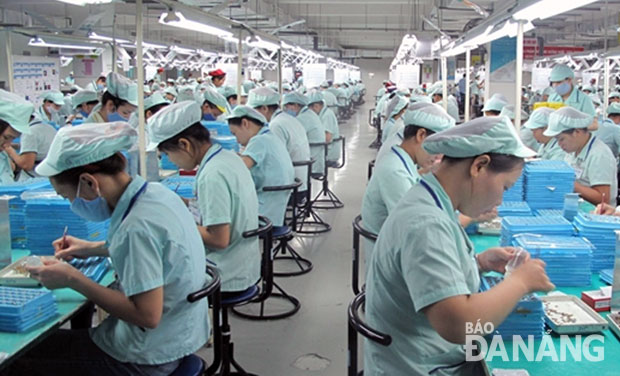 Việc triển khai thực hiện Luật Doanh nghiệp 2014 tạo thuận lợi cho doanh nghiệp phát triển.  Trong ảnh: Sản xuất linh kiện điện tử tại một doanh nghiệp trong Khu công nghiệp Hòa Khánh.