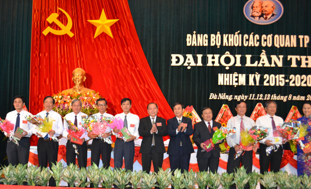Đồng chí Vũ Ngọc Liên và Thái Duy Phương (giữa) tặng hoa các Ủy viên Ban Chấp hành Đảng bộ khối các cơ quan thành phố khóa VII, không tham gia Ban Chấp hành khóa VIII. Ảnh: VIỆT DŨNG