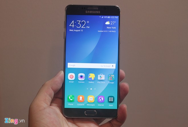 Đây là Galaxy Note 5, chiếc smartphone màn hình rộng vừa được Samsung công bố tại New York trong sự kiện tối nay. Samsung là tên tuổi khai sinh ra phân khúc điện thoại màn hình lớn, trong đó, dòng Galaxy Note tiên phong với phần cứng mạnh mẽ và thiết kế tốt nhất của họ. Đầu năm nay, Samsung đã tạo ra cuộc cách mạng về kiểu dáng khi đưa màn hình cong vào bô khung kim loại cứng cáp. Thiết kế đó được họ tiếp tục đưa lên Galaxy Note 5, nhưng thêm một số thay đổi.