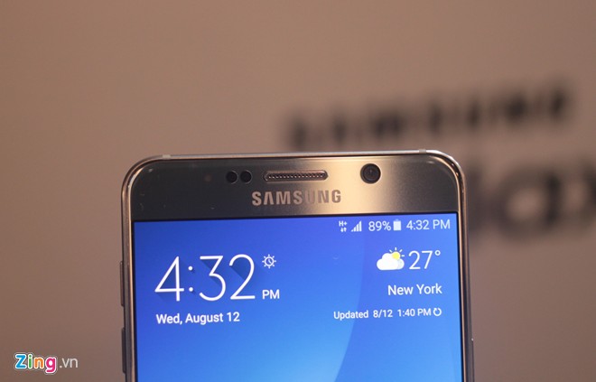 Máy ảnh trước của Galaxy Note 5 tương tự Galaxy S6 với 5 megapixel, hãng vẫn sử dụng các công nghệ làm đẹp, chụp selfie tốt.