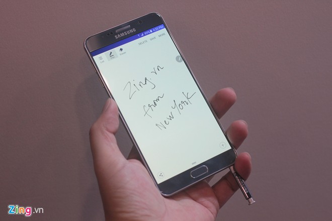 Thao tác viết, vẽ bằng S Pen cũng ấn tượng và cho cảm giác thật hơn. Samsung cho biết, họ muốn mang trải nghiệm viết tay lên chiếc smartphone này, do đó, cây bút được tinh chỉnh để cho khả năng di chuyển thời gian thực. Hãng này cũng thêm vào nhiều chi tiết mới, trong đó có việc chụp cả trang web kéo dài.