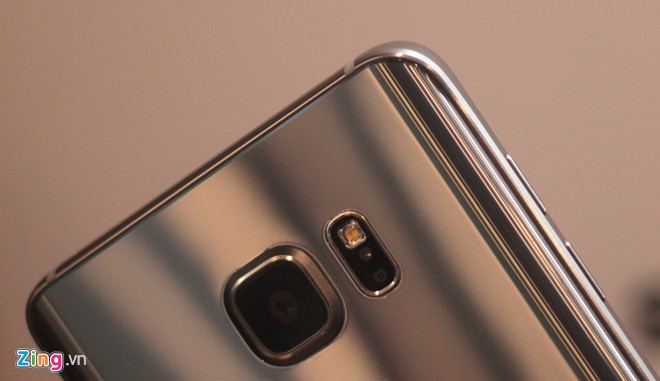 Thiết kế cong nhẹ ở mặt sau là điểm nhấn đáng chú ý nhất trên model này. Samsung vẫn dùng chất liệu kính, được bịt xung quanh hanh kim loại cứng. Dù cong, nhưng máy vẫn tạo sự nam tính, bởi Galaxy Note 5 là model có kiểu dáng chất kim khí.