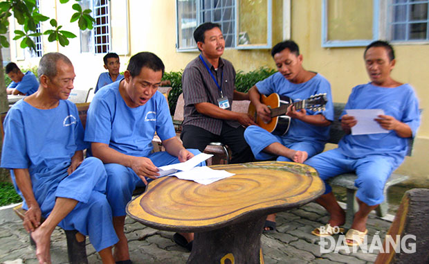 Phó phòng Điều dưỡng phụ trách Khu A Nguyễn Bá Đào (giữa) hòa giọng cùng anh em bệnh nhân qua hợp ca “Cây đàn ghi-ta của Đại đội 3”. Ảnh: V.T.L