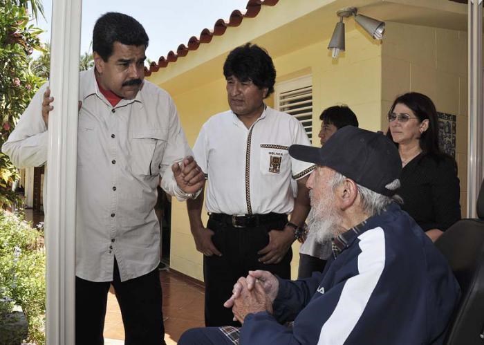 Lãnh tụ Cuba Fidel Castro trò chuyện thân mật cùng Tổng thống Venezuela Nicolas Maduro(trái) và Tổng thống Bolivia Evo Morales(giữa). (Nguồn: granma.cu)