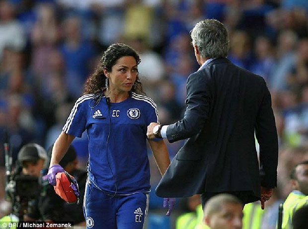 Jose Mourinho đang to tiếng với nữ bác sĩ Carneiro.