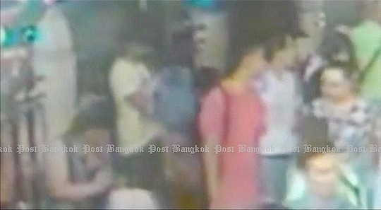 Hai người mặc áo đỏ và trắng được tin là có liên quan đến vụ đánh bom. Ảnh: Bangkok Post