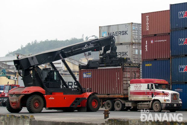Bốc xếp hàng hóa container tại Cảng Tiên Sa.