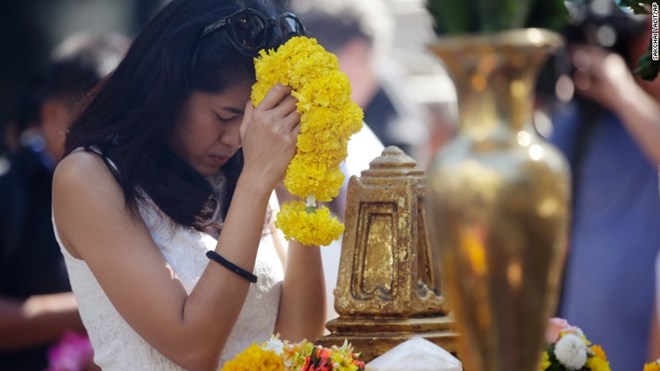 Người dân Thái Lan cầu nguyện cho các nạn nhân tại đền Erawan (Nguồn: CNN)