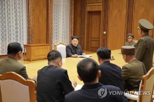 Nhà lãnh đạo Kim Jong-un đã triệu tập cuộc họp của Quân ủy Trung ương Triều Tiên ngày 21-8-2015. Ông ra lệnh cho binh sĩ tiền phương phải sẵn sàng chiến đấu chống lại Hàn Quốc.  Ảnh: Yonhap