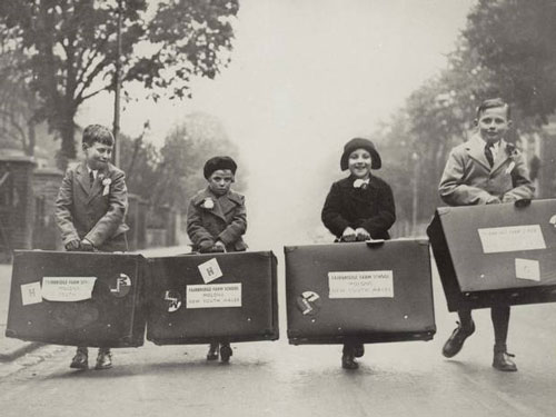 Những trẻ em người Anh trên đường di cư.