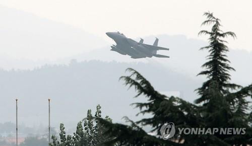 Chiến đấu cơ F-15K của không quân Hàn Quốc cất cánh từ căn cứ không quân Osan, ngày 22-8-2015 để phối hợp với không quân Mỹ trong một cuộc tập luyện nhằm biểu dương lực lượng chống lại Triều Tiên. Ảnh: Yonhap