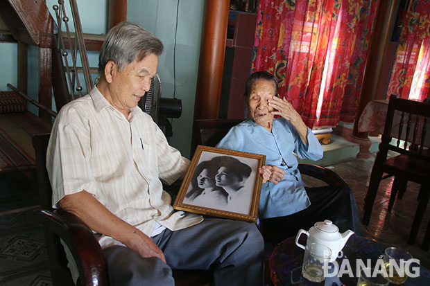 Ông Lê Đình Phương và bà Đặng Thị Tình cùng nhau ôn lại kỷ niệm một thời hoa lửa.