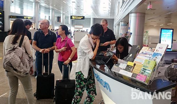 Các sứ giả du lịch tình nguyện hỗ trợ thông tin cho du khách ở Sân bay quốc tế Đà Nẵng.