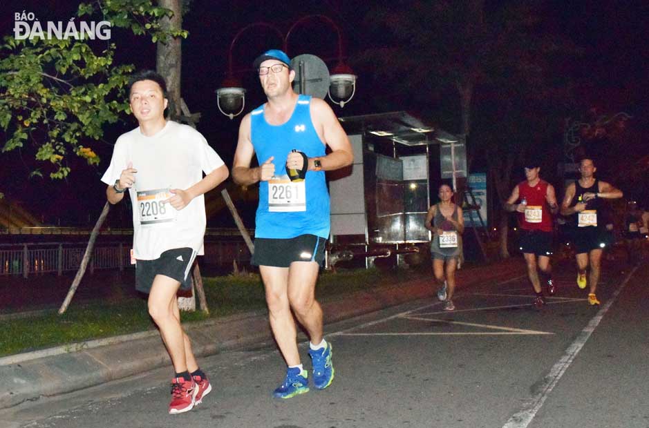 Từ rất sớm, các VĐV đã bắt đầu vào cuộc đua Marathon Quốc tế Đà Nẵng 2015