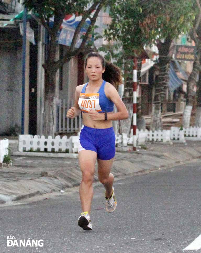 Trên đường chạy marathon nữ, VĐVHoàng Thị Thanh cũng duy trì ưu thế trong suốt cuộc đua để đăng quang ngôi vô địch 