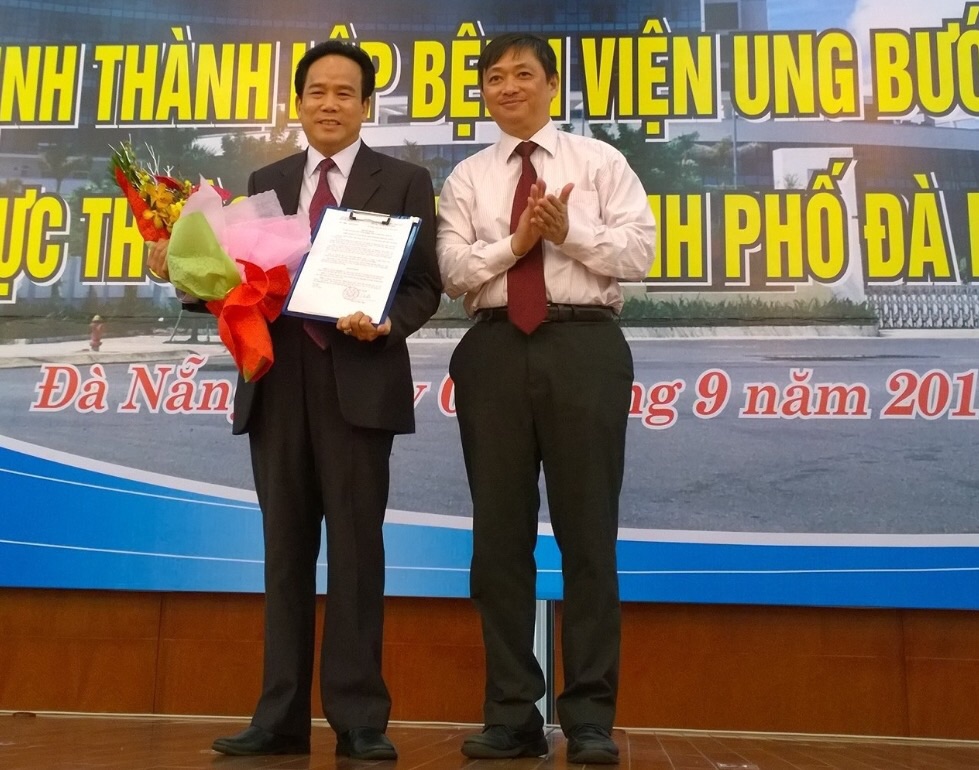 TTND BS CKII Nguyễn Út (trái) nhận Quyết định bổ nhiệm Giám đốc Bệnh viện Ung bướu Đà Nẵng  