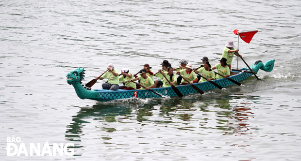 Không dành thành tích cao nhưng đội đua nữ của Duy Xuyên cũng góp thêm không khí sôi động cho giải đua thuyền năm nay