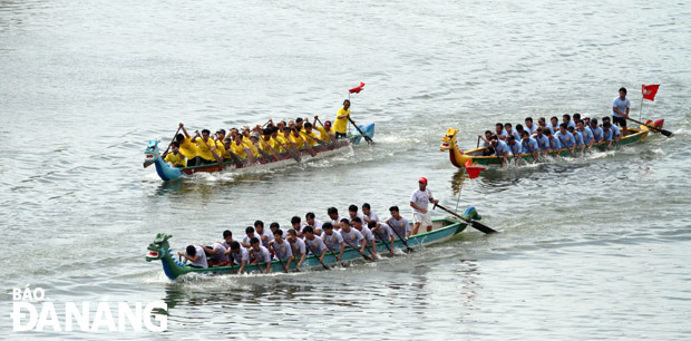 Các thuyền nam cạnh tranh quyết liệt trên đường đua