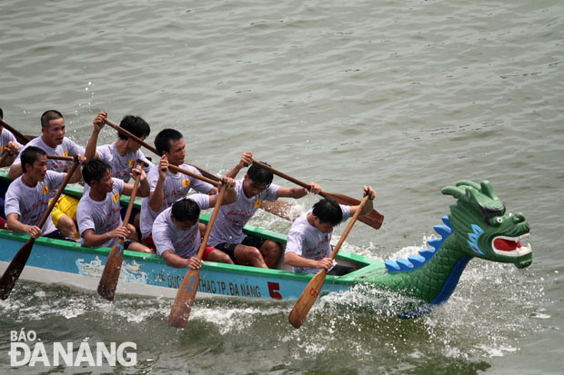 Sự nỗ lực của các VĐV đội thuyền Hải Châu trên đường đua