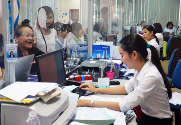Ngân hàng và doanh nghiệp cần liên kết để phát triển bền vững. Trong ảnh: Khách hàng đến giao dịch tại Vietinbank Chi nhánh Đà Nẵng.