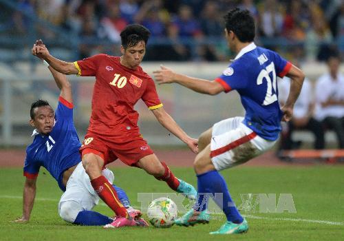 Văn Quyết (áo đỏ) ghi bàn thắng cho đội tuyển Việt Nam. Ảnh: AFP/TTXVN phát 
