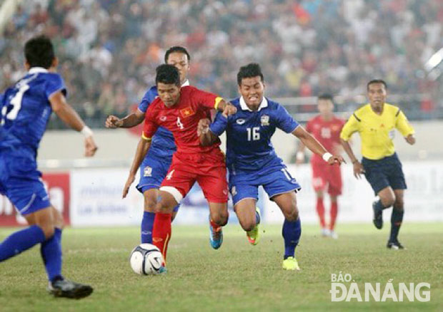 Trận thua của U-19 Việt Nam (áo đỏ) trước U-19 Thái Lan (áo xanh) là hình ảnh tiêu biểu cho thất bại của nền bóng đá Việt Nam trước bóng đá Thái Lan.