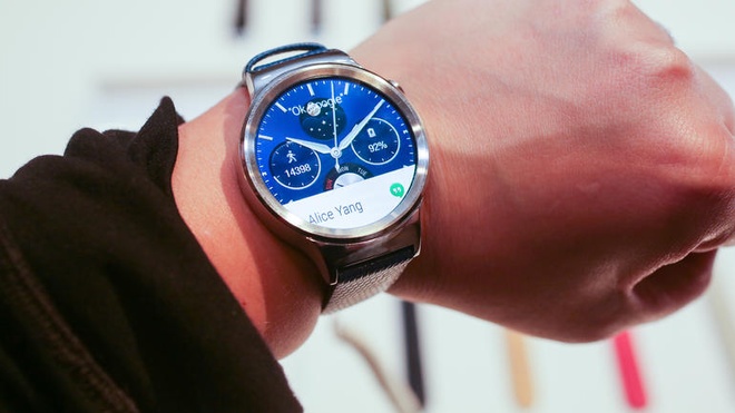  Trong số smartwatch mới ra mắt tại IFA 2015, Huawei Watch có kiểu dáng giống đồng hồ truyền thống nhất. Máy cũng có độ phân giải cao hàng đầu là 400 x 400 pixel, kích thước 1,4 inch. Sản phẩm cũng chạy hệ điều hành Android Wear mới cho phép tương thích với cả Android và iOS. 