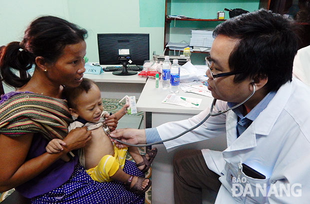 ThS, bác sĩ Nguyễn Thanh Hiền, Trưởng khoa Ngoại tim mạch lồng ngực khám sàng lọc tim cho trẻ. 