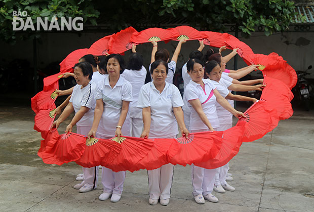 Đội tuyển Thể dục dưỡng sinh (TDDS) thành phố Đà Nẵng với bài tập nâng cao sức khỏe chuẩn bị cho giải Vô địch TDDS toàn quốc năm 2015 tổ chức tại Nha Trang. Ảnh: V.T.L