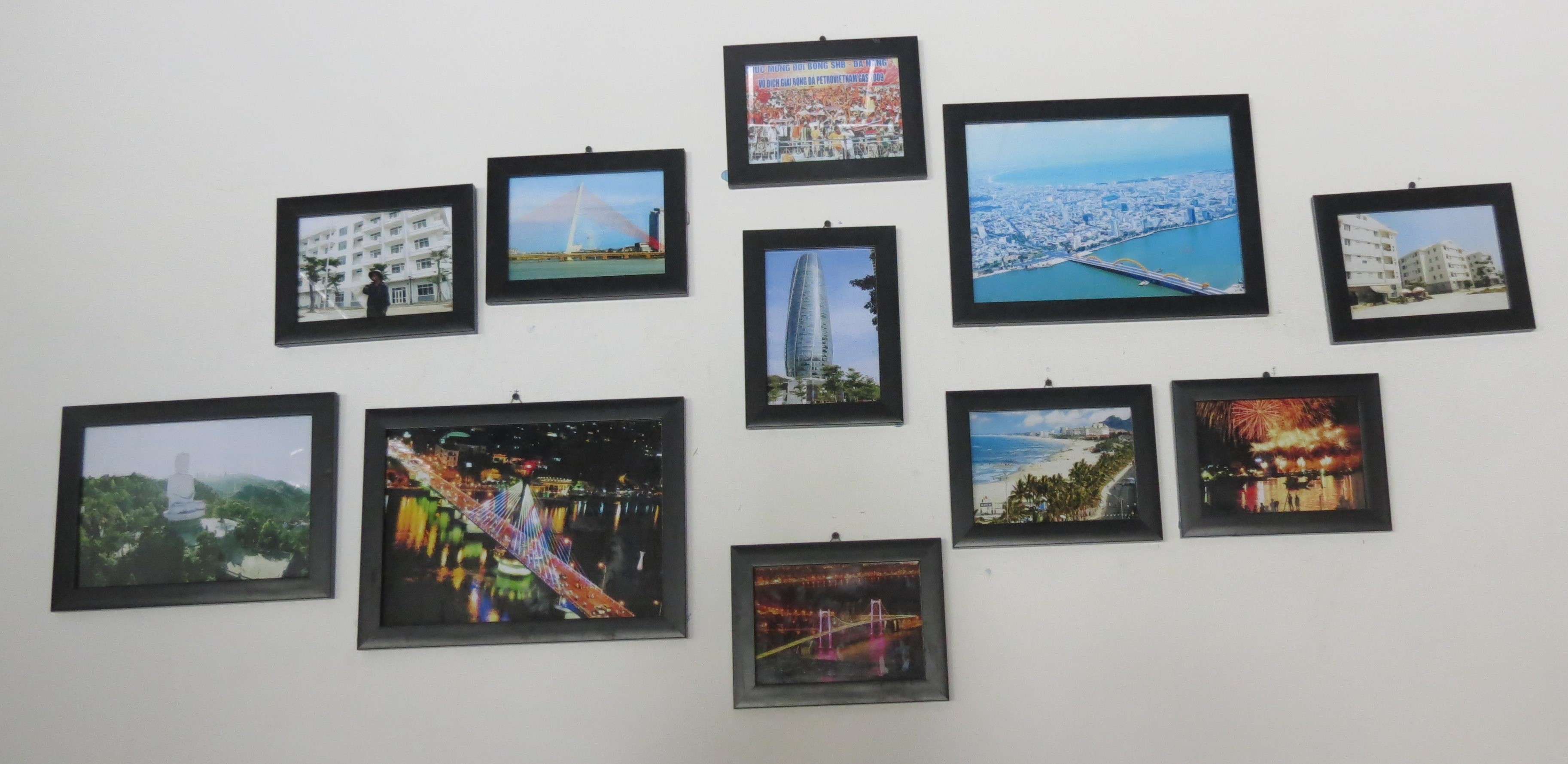 11 bức ảnh về những công trình tiêu biểu của Đà Nẵng mang đậm dấu ấn của cố Bí thư Thành ủy Nguyễn Bá Thanh được đặt trang trọng tại “NBT Coffee”.