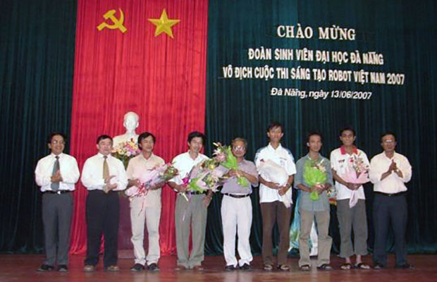 Lãnh đạo Đại học Đà Nẵng đón đội BKDC vô địch Robocon 2007 với chủ đề Khám phá Hạ Long.