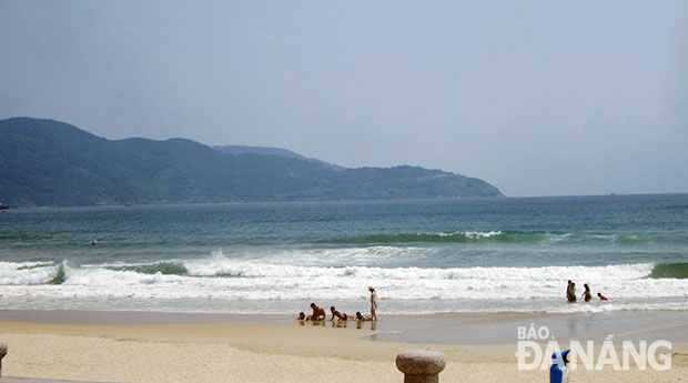 Sạch và đẹp là thương hiệu của bãi biển Mỹ Khê - “1 trong 6 bãi biển quyến rũ nhất hành tinh”. Ảnh: H.N