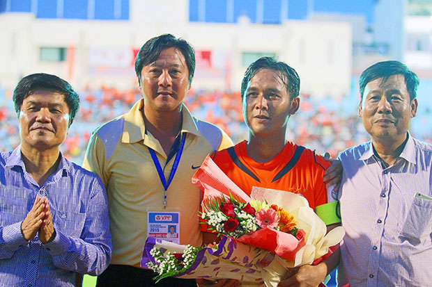 Minh Phương (thứ hai, từ phải sang) đón nhận tình cảm của lãnh đạo Sở VH-TT&DL thành phố và lãnh đạo Công ty CP Thể thao SHB Đà Nẵng trước khi giã từ sân cỏ.