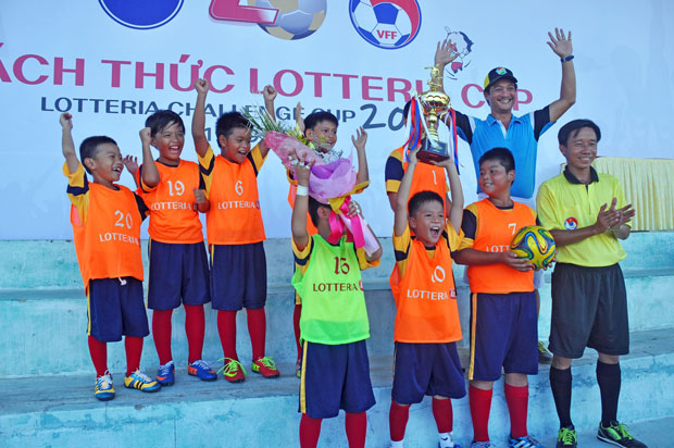 Đội nhi đồng Thể thao Nhân tín FC xuất sắc giành quyền tham gia vòng chung kết toàn quốc “Thách thức Lotteria Cup 2015”.