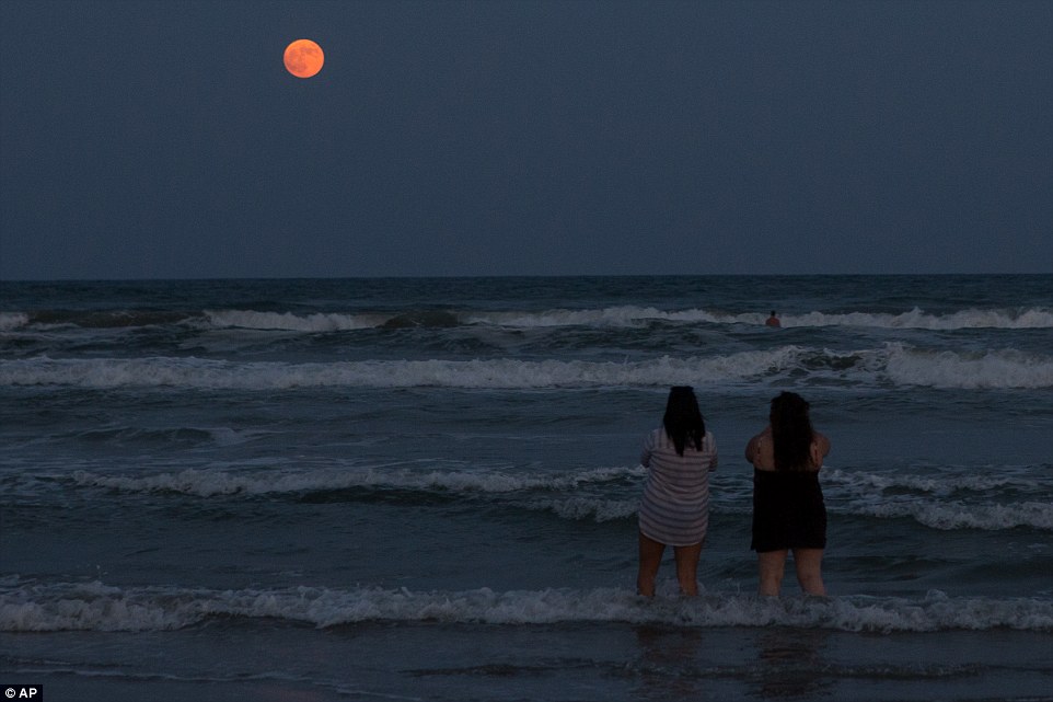  Cảnh đẹp của biển và trăng ở Corpus Christi, Texas (Mỹ). Ảnh: AP