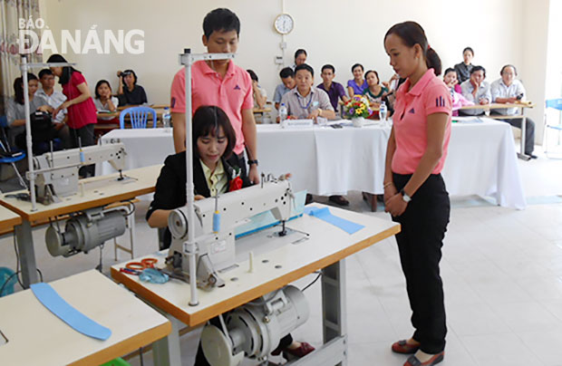 Bài dạy tích hợp “May cổ áo sơ mi chân rời” do cô Nguyễn Thị Minh Nga (Trung tâm giáo dục dạy nghề Duy Xuyên, tỉnh Quảng Nam) thực hiện.