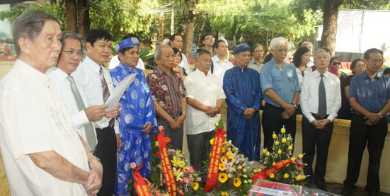 Thân hữu của gia đình nhạc sĩ Phạm Tuyên và văn nghệ sĩ Huế đến dự lễ tưởng niệm nhân 70 năm ngày mất của cụ Thượng Chi Phạm Quỳnh.