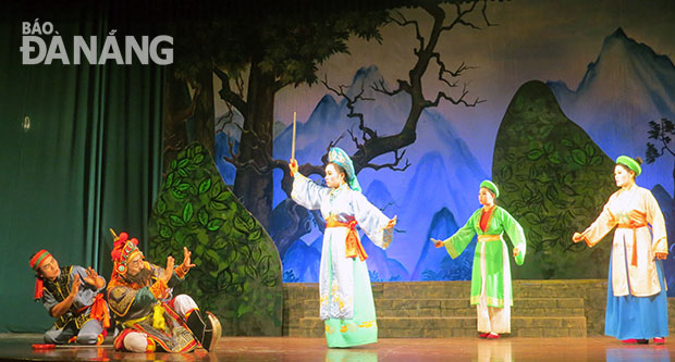 Một cảnh trong vở Trưng Nữ Vương, do Nhà hát tuồng Nguyễn Hiển Dĩnh biểu diễn. Ảnh: NGỌC HÀ
