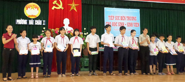 Ủy ban MTTQ Việt Nam phường Hải Châu 1 trao quà “Tiếp sức đến trường” cho học sinh hộ cận nghèo trên địa bàn phường.
