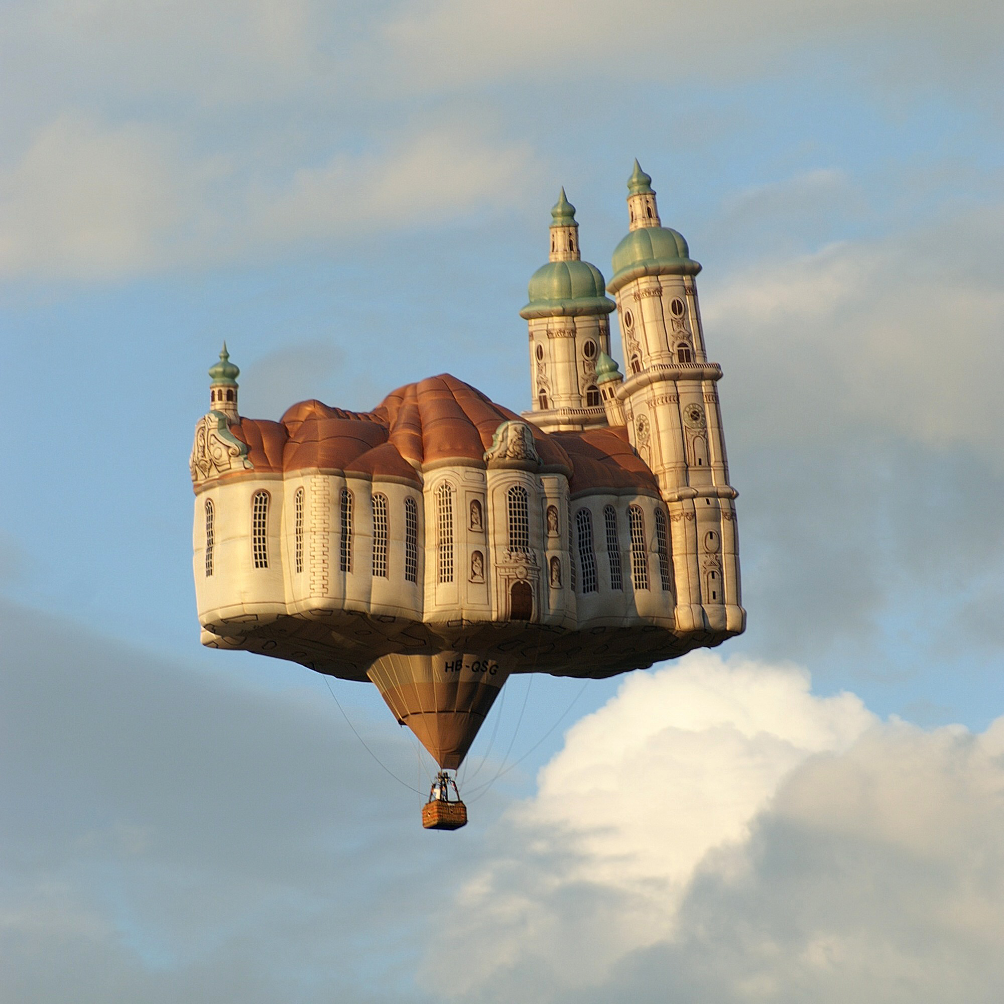 Còn đây là một khí cầu hình tòa lâu đài.