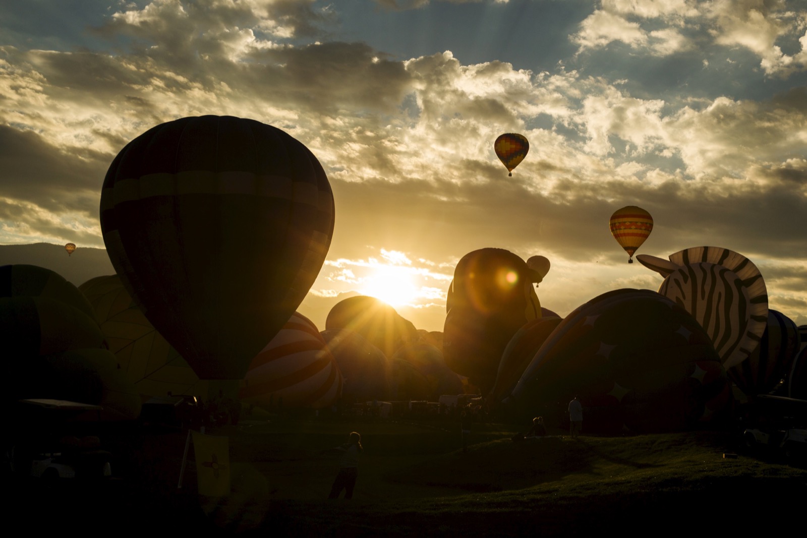 Sáng sớm ngày đầu tiên diễn ra lễ hội khí cầu năm nay. Ảnh chụp bởi Lucas Jackson.