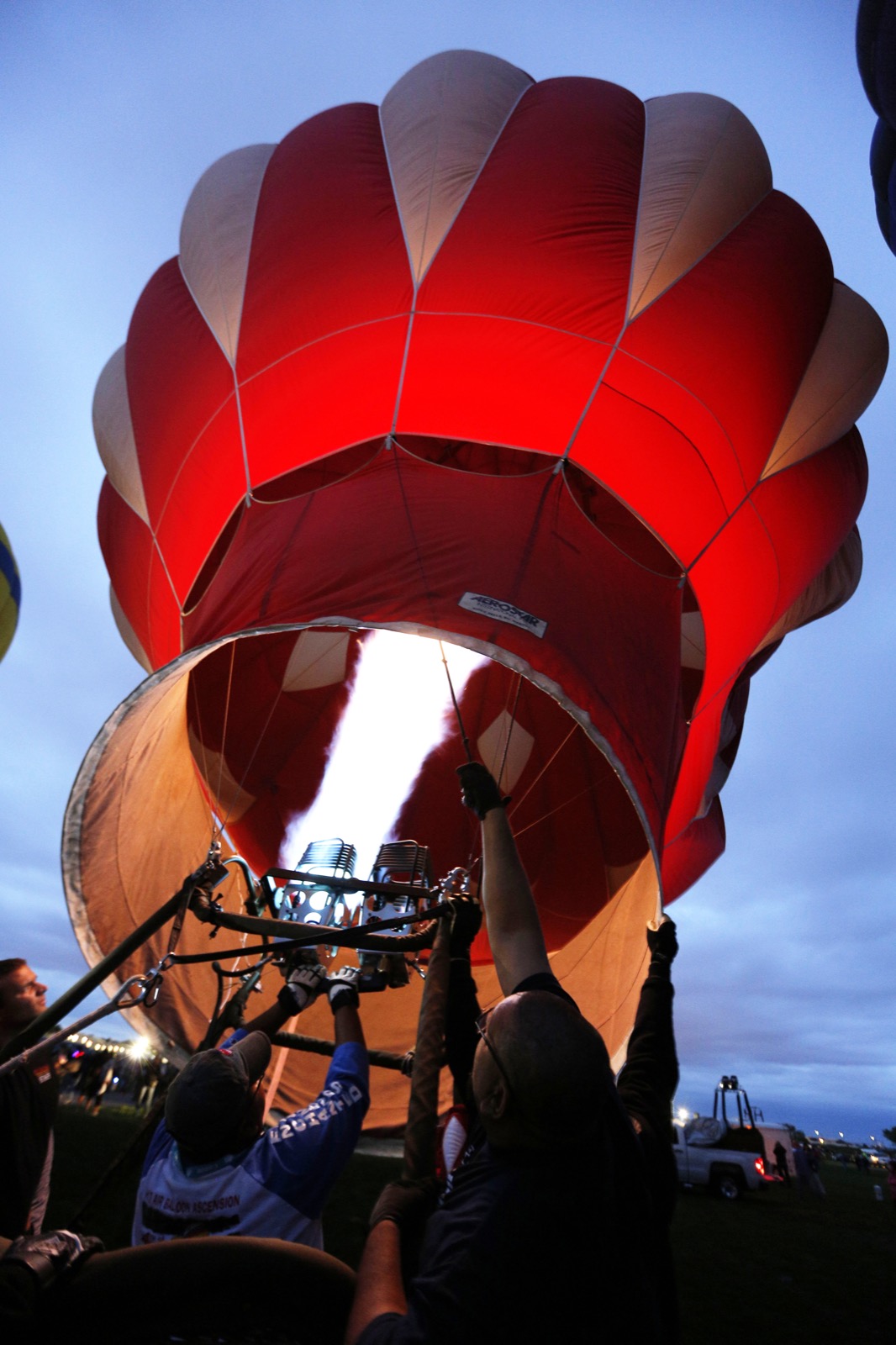Người phi công lái khí cầu và đội của ông đang thử khí cầu trước lúc cất cánh. Ảnh chụp bởi Andres Leighton.