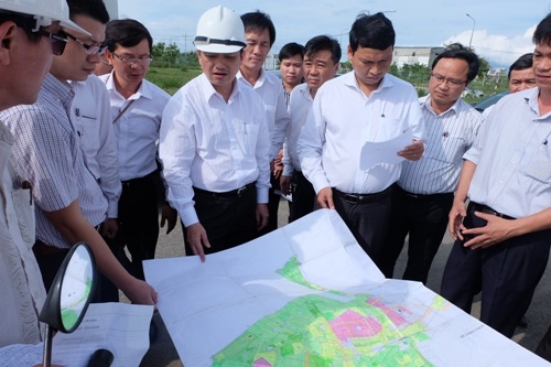 Phó Chủ tịch UBND thành phố Đặng Việt Dũng khảo sát địa điểm xây mới trường Tiểu học Hòa An