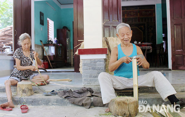 Nghề đan lát ở Yến Nê, xã Hòa Tiến, huyện Hòa Vang đang dần mai một. 