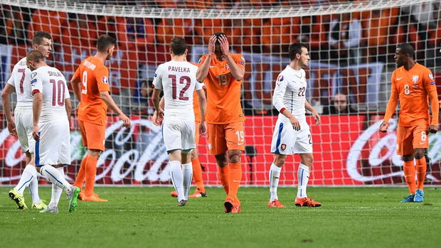 Trận đấu thứ 101 trong màu áo đội tuyển Hà Lan trở thành thảm họa với Robin van Persie (áo cam, giữa).