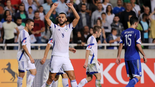 Với “cú đúp”, Haris Medunjanin (số 8, áo trắng) trở thành “người hùng” của Bosnia-Herzegovina trong trận thắng 3-2 trước Đảo Síp. 