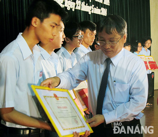 Phó Chủ tịch UBND thành phố Đà Nẵng Nguyễn Ngọc Tuấn tặng Bằng khen của UBND thành phố cho học sinh giỏi năm học 2014-2015.