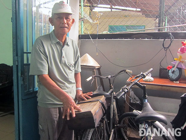 Chiếc xe đạp và tráp đồ nghề này theo ông Nguyễn Sang 40 năm làm nghề hớt tóc dạo.Ảnh: H.N