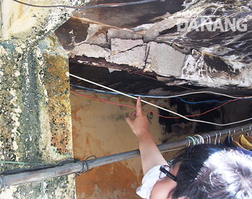 Một thanh dầm nứt toác, rệu rã và rớt từng cục bê-tông ở khu nhà tập thế số 69 Trần Phú.